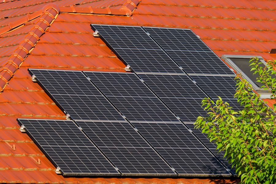 Panneaux photovoltaïques sur un toit en tuiles rouges